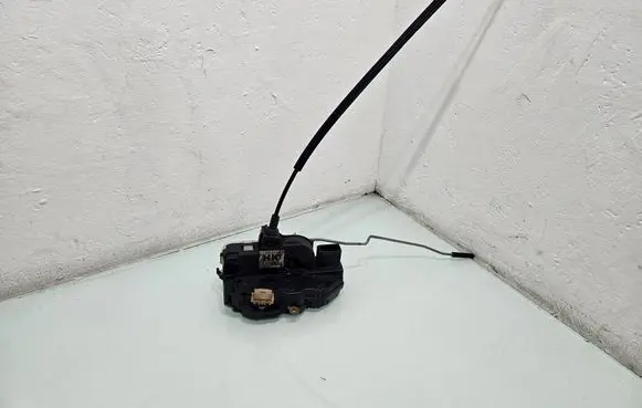 Opel Insignia A Front door lock 13503149