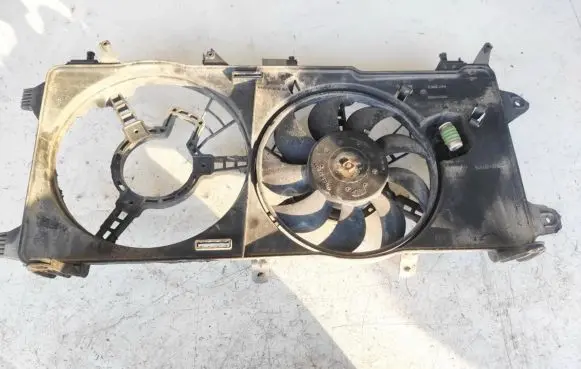 Radiator cooling fan shroud