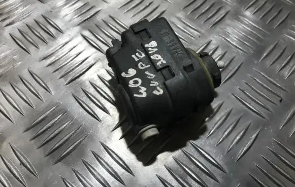 Headlight level adjustment motor