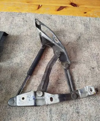 Engine bonnet/hood hinges
