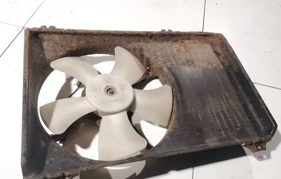 Suzuki Swift I Radiator cooling fan shroud 