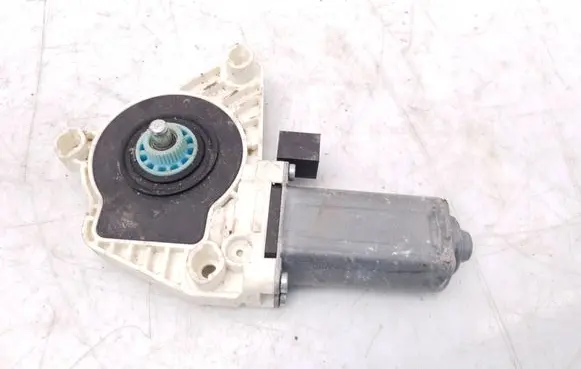 Volkswagen PASSAT B8 Front door window regulator motor 5Q4959802B