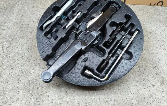 Mercedes-Benz GL X166 Tool set A1668900007 ZGS0050