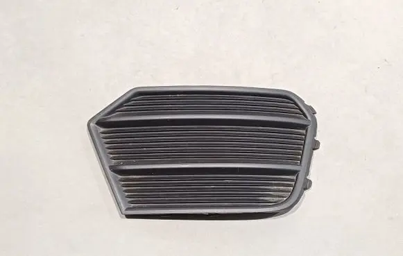 Audi Q3 8U Front bumper lower grill 8U0807682P