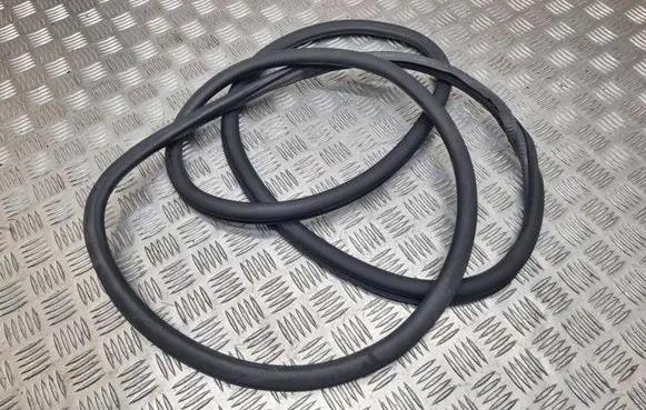 Volkswagen Touareg I Front door rubber seal 7L0867365G