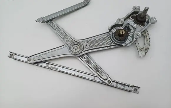 Toyota Yaris Front door manual window regulator 
