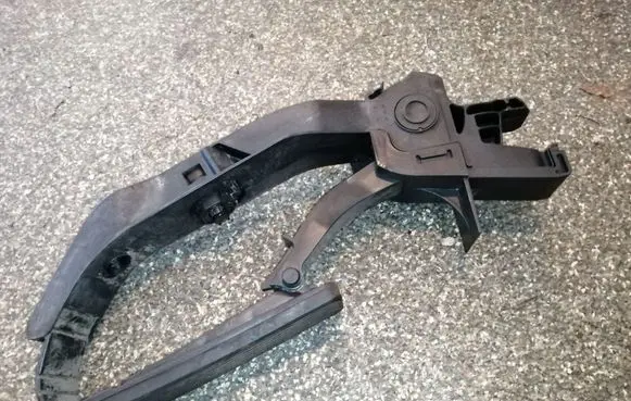 Mercedes-Benz E W211 Accelerator throttle pedal A2113000404