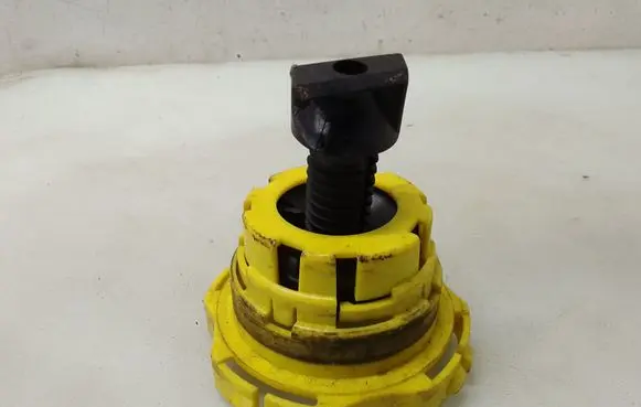 Peugeot 308 Spare wheel bolt 045122