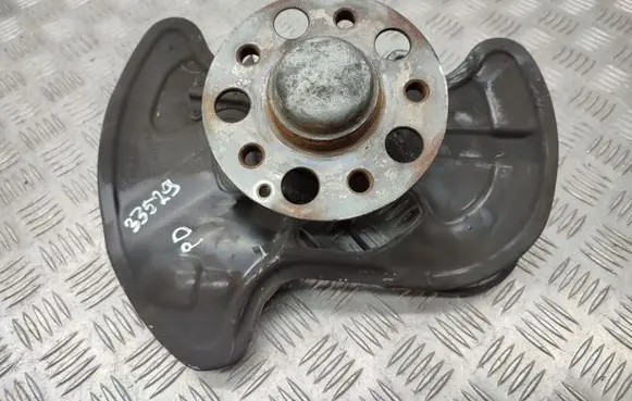 Mercedes-Benz E C207 W207 Front wheel hub