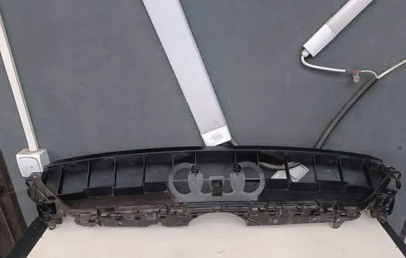 Audi A5 Front bumper upper radiator grill 8W6807233