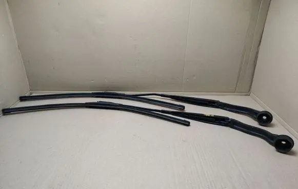Ford Escape III Front wiper blade arm