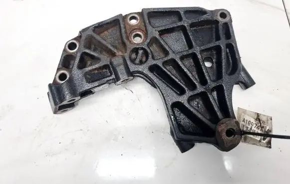 Nissan Qashqai Engine mounting bracket