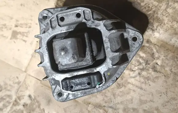 BMW 7 F01 F02 F03 F04 Engine mount bracket 2211677737104 22116777371 6777371