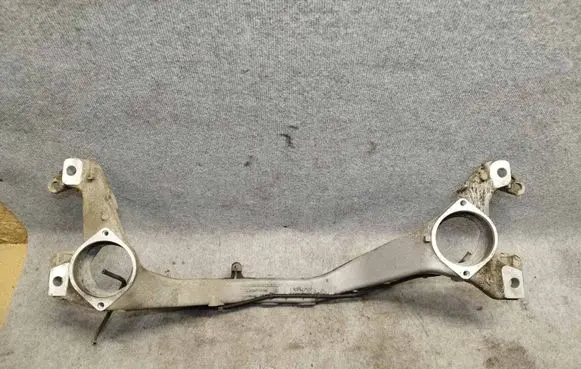 Volkswagen Touareg II Engine mounting bracket 7L8199207A