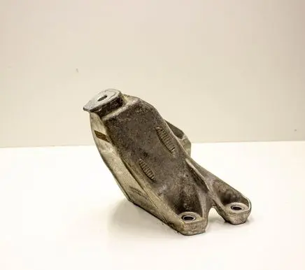 Engine mounting bracket