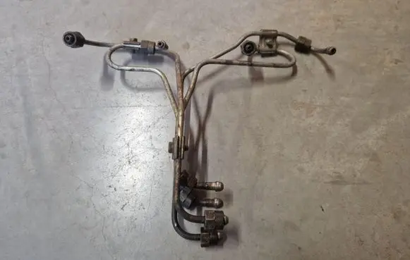 Fuel injector supply line/pipe