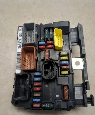 Peugeot 1007 Fuse module 9664997880