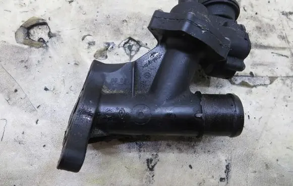 Nissan X-Trail T32 Thermostat housing 110600686R