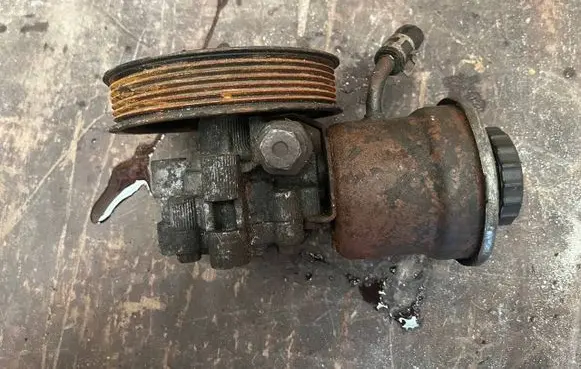 Toyota Avensis T250 Power steering pump AV5W