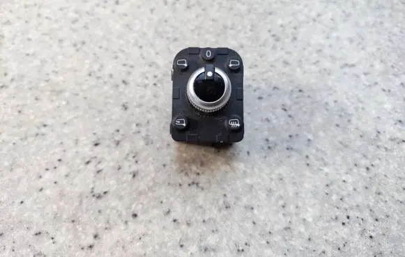Wing mirror switch