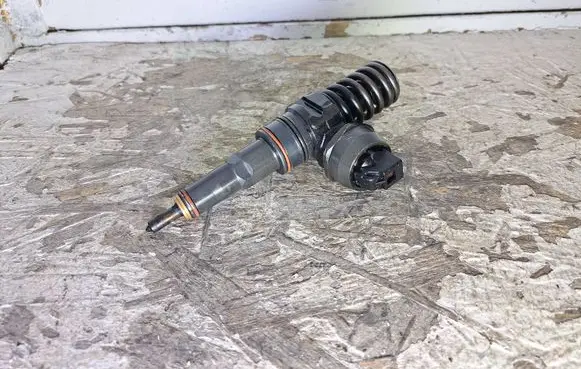 Volkswagen PASSAT B5.5 Fuel injector 038130073AJ 0414720037