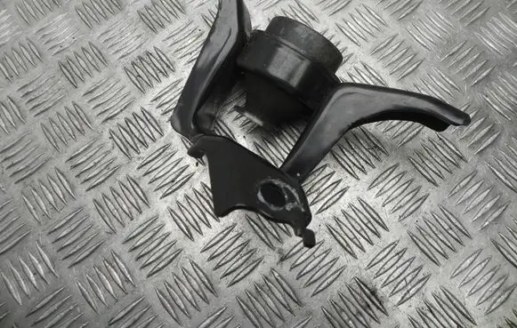 Toyota Yaris Engine mount bracket VD20627
