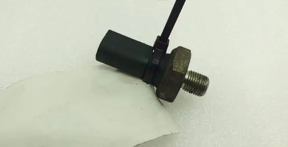 Volkswagen PASSAT B7 Oil pressure sensor 03C919081
