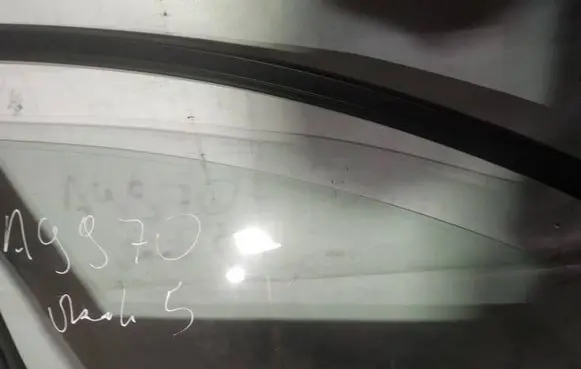Mazda 5 Front door window glass four-door as2 usde