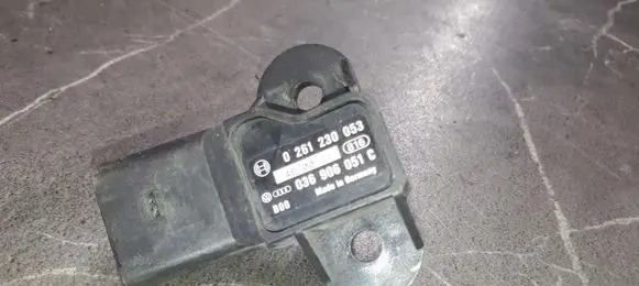 Audi A4 S4 B5 8D Air pressure sensor 0261230053