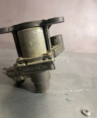 BMW 5 E34 Coolant heater control valve 1147412042
