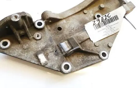 Volvo V50 Engine mounting bracket 9682367380