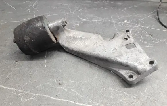 BMW 5 E28 Engine mounting bracket 1175603