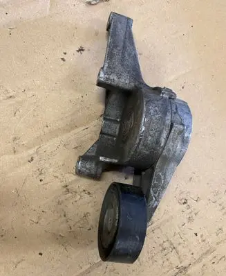 Volkswagen Touran I Alternator belt tensioner 03G903315C