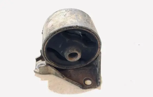 KIA Carens II Engine mount bracket