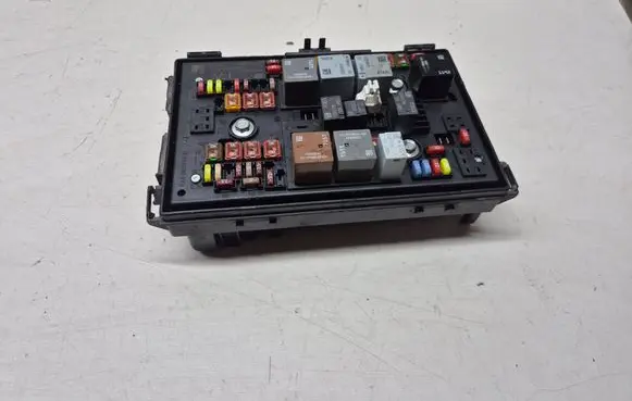 Opel Astra J Fuse module 13368639 1110126AA