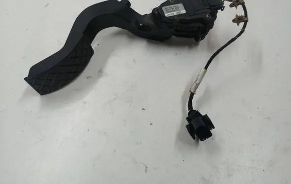 Volkswagen PASSAT B5 Accelerator throttle pedal 8D1721523