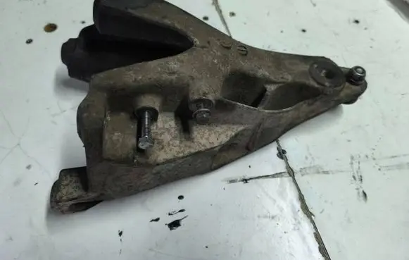 Volkswagen Transporter - Caravelle T5 Engine mounting bracket 7E0199370