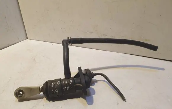 Volkswagen PASSAT B5 Clutch master cylinder 8E1721401