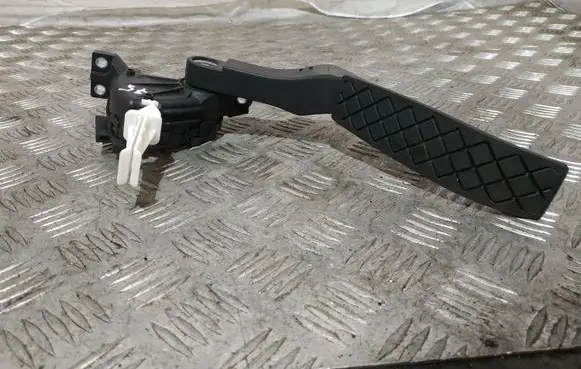 Volkswagen Touareg II Accelerator throttle pedal 7L0723507E