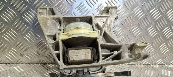 Engine mount bracket