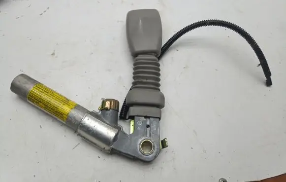 Cadillac CTS Front seatbelt buckle 25728948