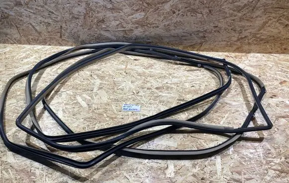 Lexus RX 330 - 350 - 400H Front door rubber seal 