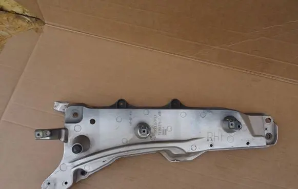 Volvo XC90 Fender mounting bracket 31391778 AD7Q11
