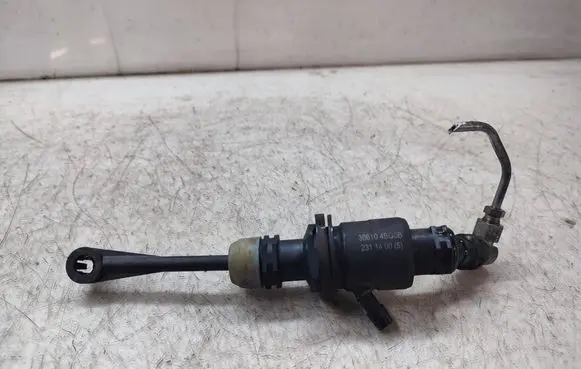 Nissan X-Trail T32 Clutch master cylinder 306104BG0B