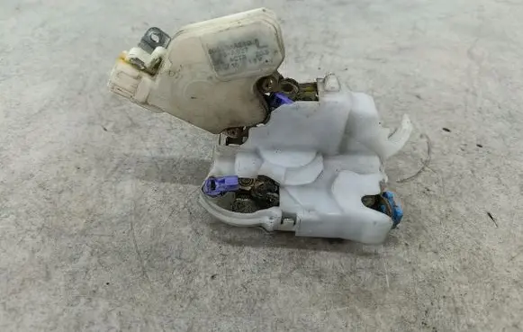 Nissan X-Trail T30 Front door lock 80553AA210