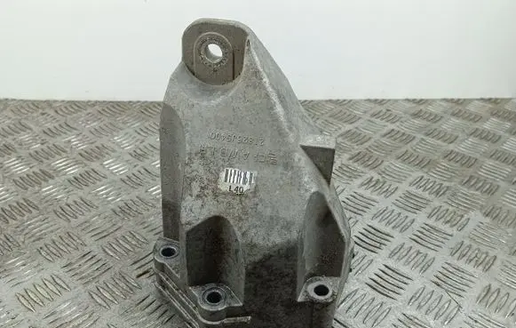 Engine mounting bracket