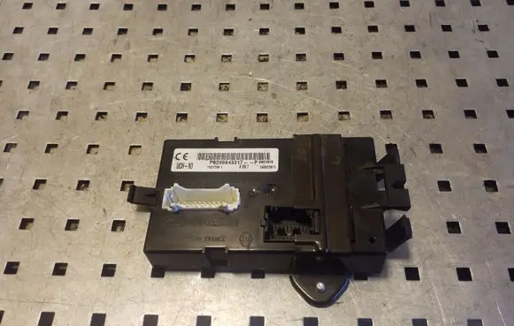 Renault Trafic II (X83) Comfort/convenience module 8200943317