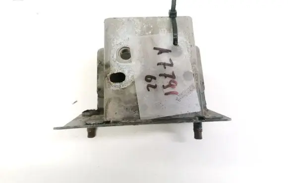 Front bumper mounting bracket