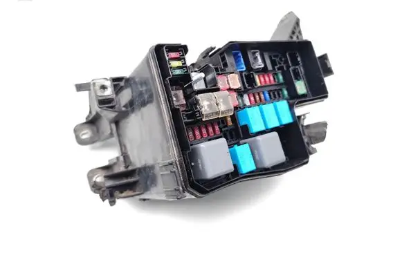 Toyota RAV 4 (XA40) Fuse module 82662-42331 8266242331
