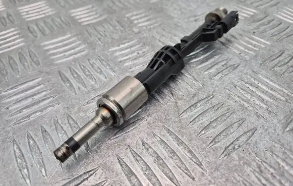 BMW 5 F10 F11 Fuel injector 7597870 10213541